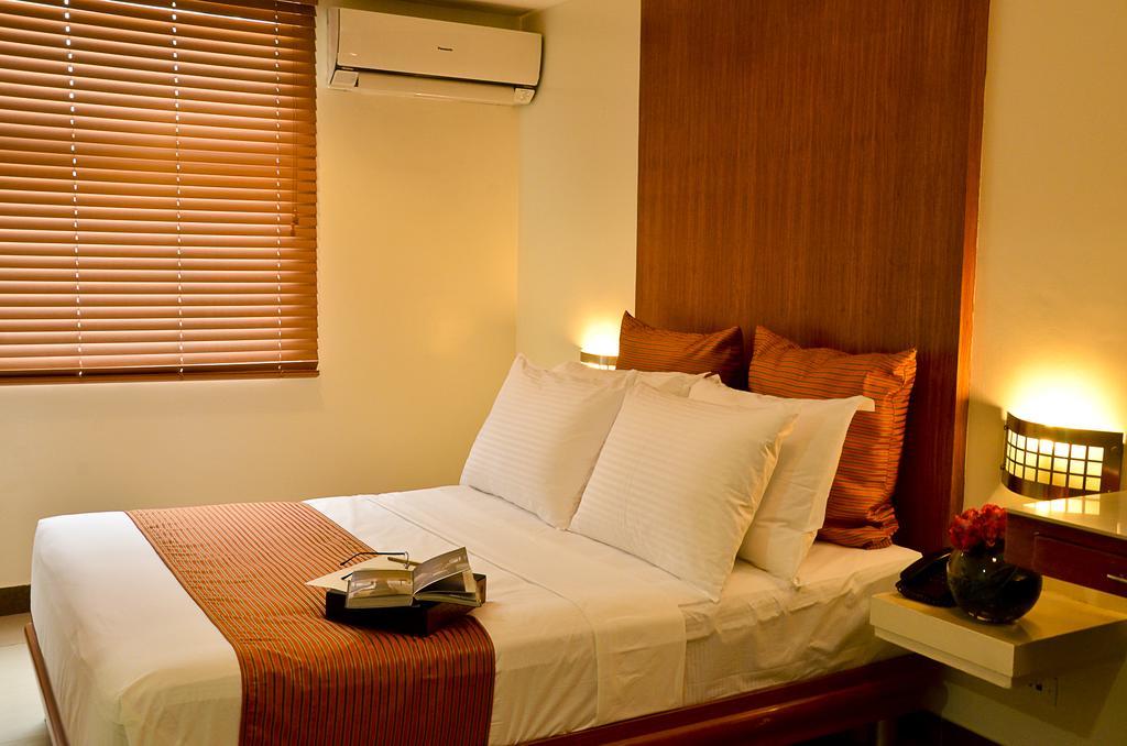 קואזון סיטי Pghi Hotel מראה חיצוני תמונה