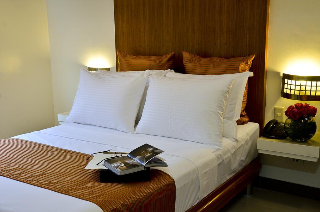 קואזון סיטי Pghi Hotel מראה חיצוני תמונה