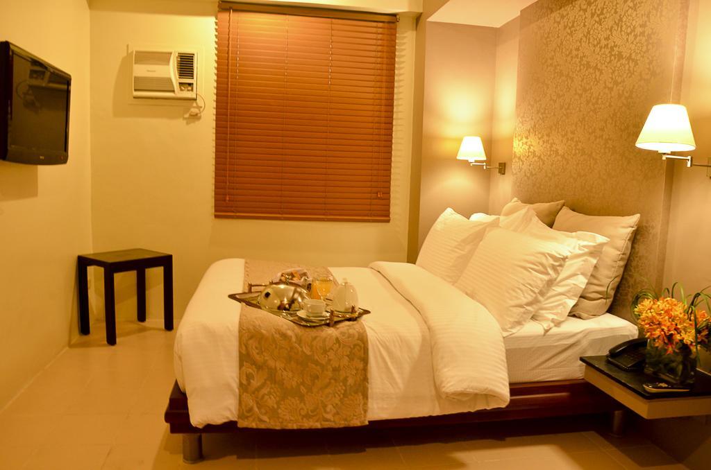קואזון סיטי Pghi Hotel מראה חיצוני תמונה