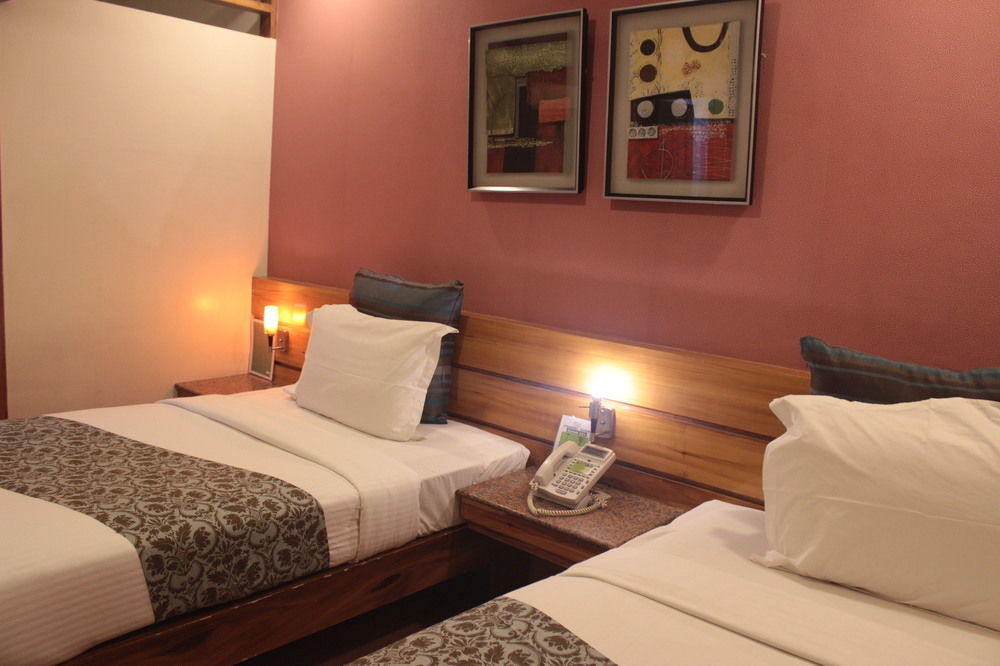קואזון סיטי Pghi Hotel מראה חיצוני תמונה