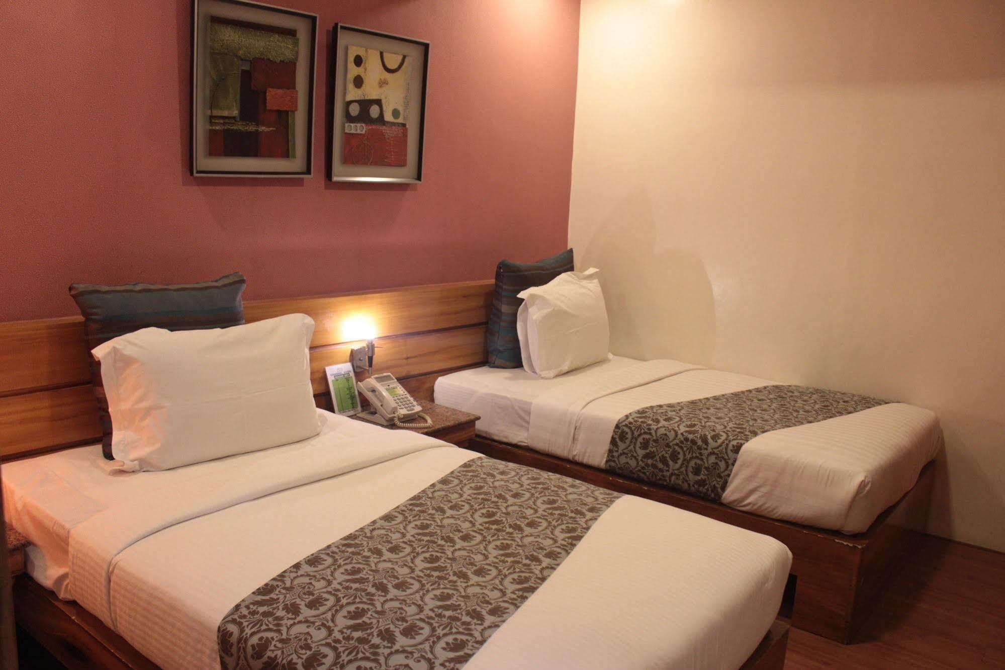 קואזון סיטי Pghi Hotel מראה חיצוני תמונה